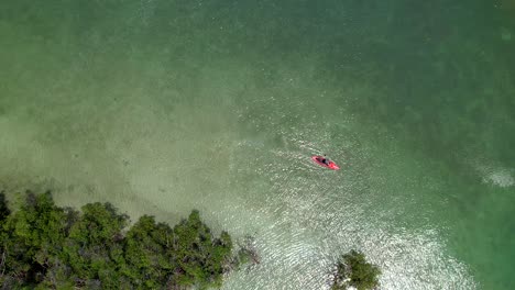 Paddle-Boarder,-Der-Eine-Kleine-Insel-Aus-Der-Vogelperspektive-Umrundet