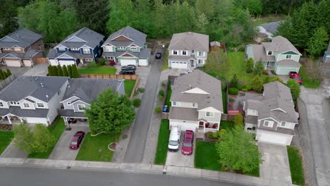 antena de casas construidas a doble profundidad fuera de la carretera suburbana principal