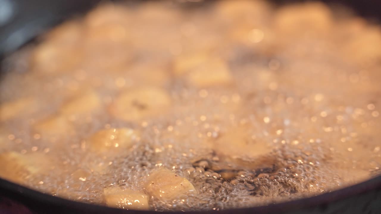 뜨거운 기름에 튀긴 바나나칩. 확대