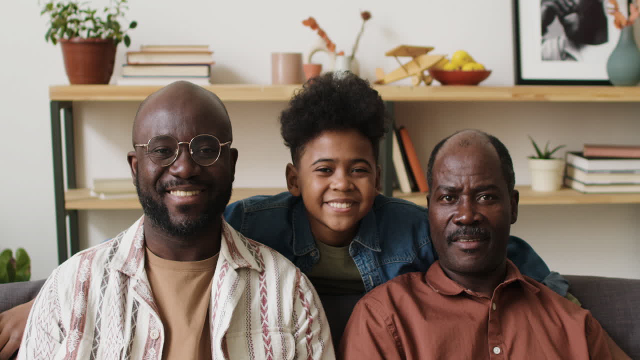 거실에 있는 흑인 남자와 소년