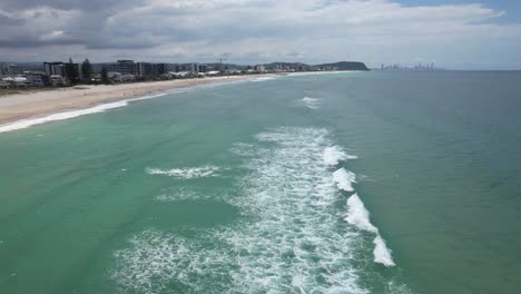 las olas se rompen suavemente en palm beach - gold coast - queensland qld - australia - disparo de avión no tripulado