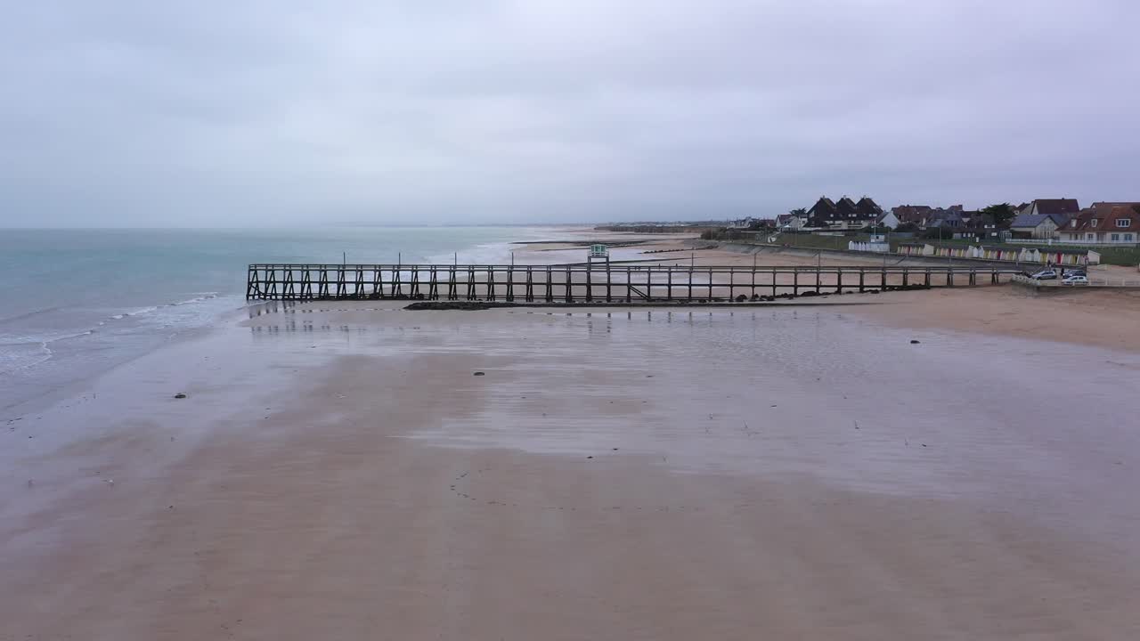 toma de drone de la playa de luc-sur-mer en normandía con vistas al muelle
