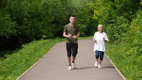 hombre y mujer corriendo en un parque