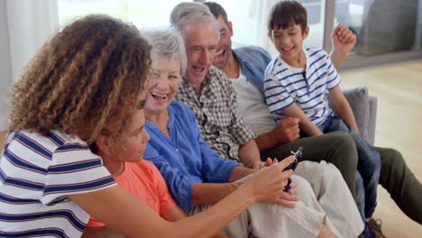 Familia-Mirando-El-Teléfono-Inteligente