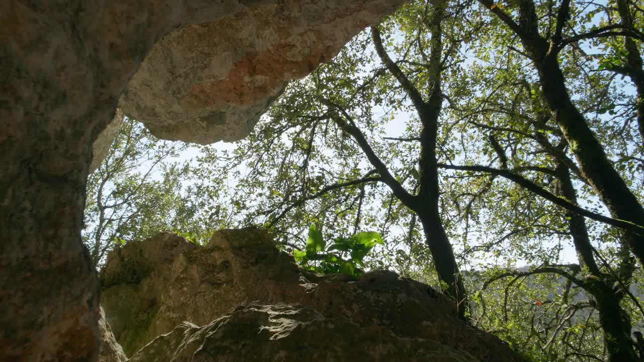 agujero en la roca que forma una cueva, cluseaux, dordogne, francia
