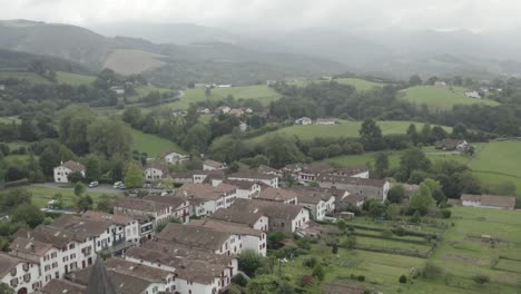 Pueblo-De-Ainhoa-En-Pirineos-Atlánticos,-Nueva-Aquitania-En-Francia.