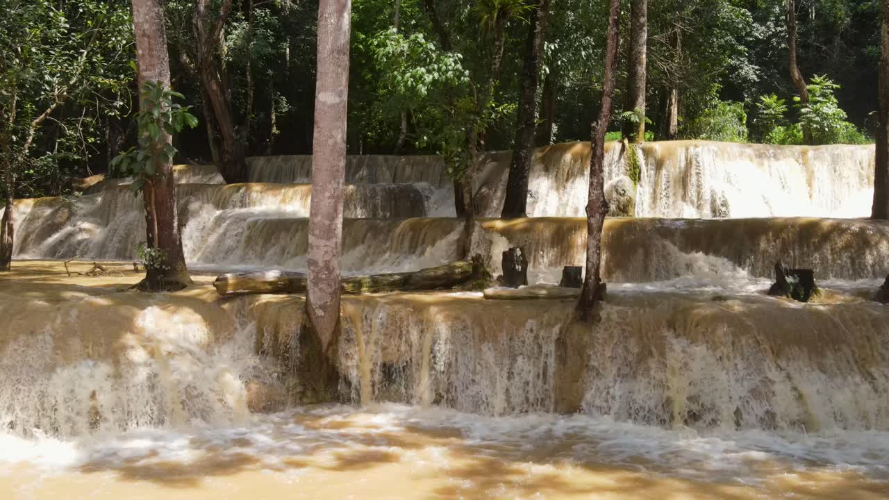 vista aérea de las cascadas de tat sae en luang prabang en el entorno de la selva