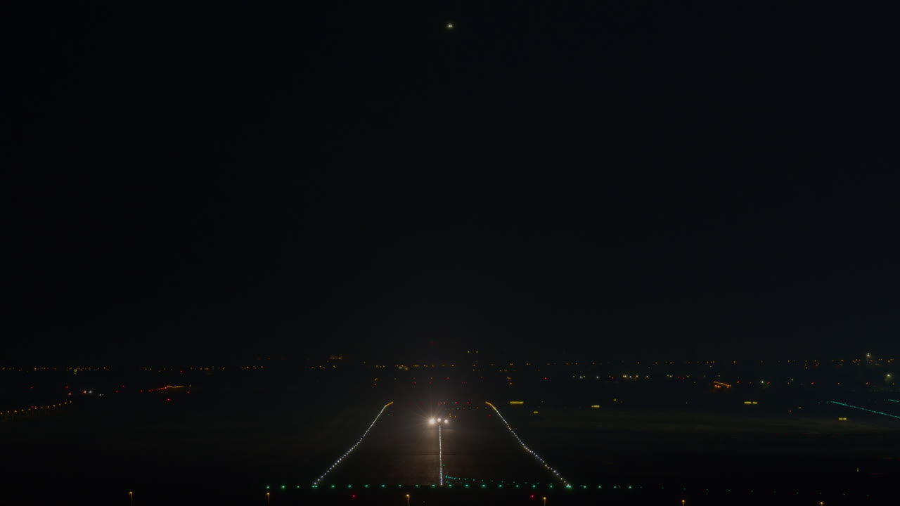 밤에 접근하고 출발하는 비행