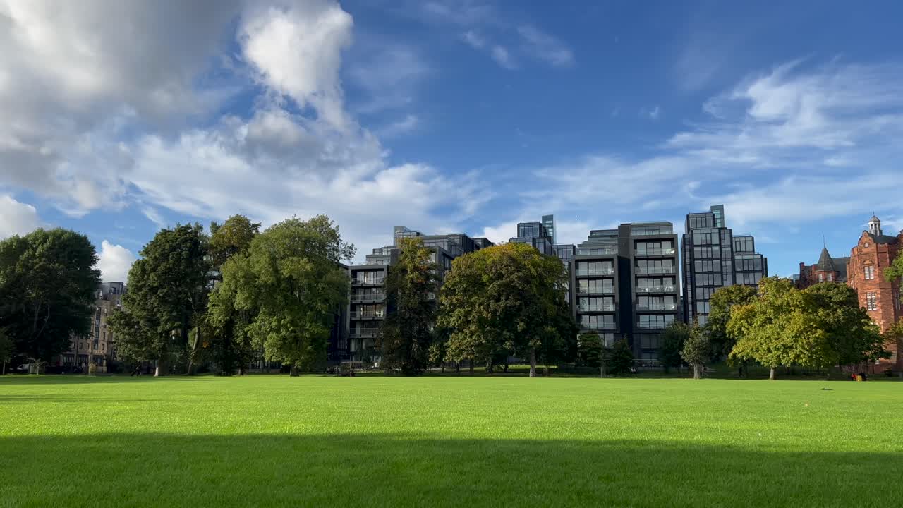 유리 건물이 있는 미래형 도시 건축