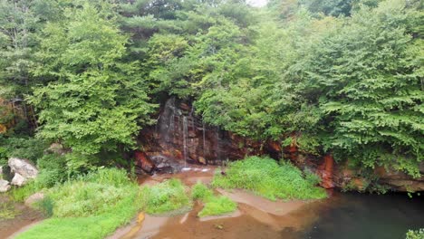 video de dron de 4k de cueva y cascada en emerald village cerca de little switzerland, nc el día de verano 7