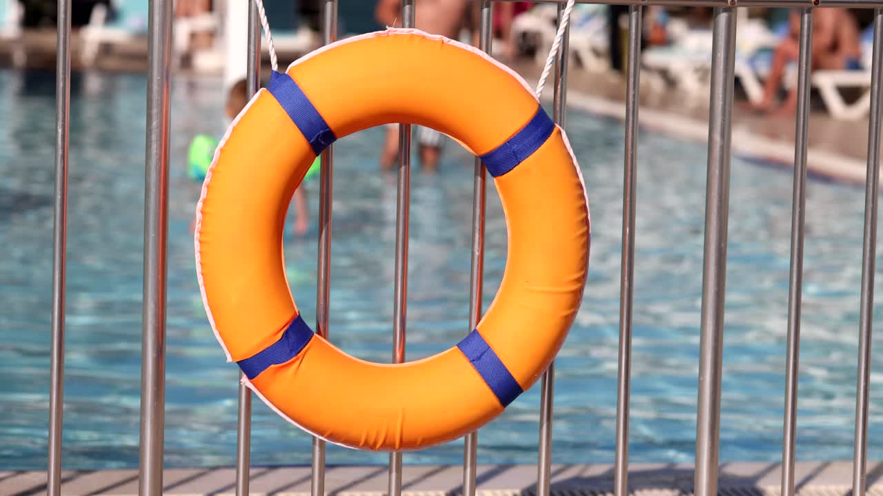Boia salva-vidas vermelha perto de piscina para turistas