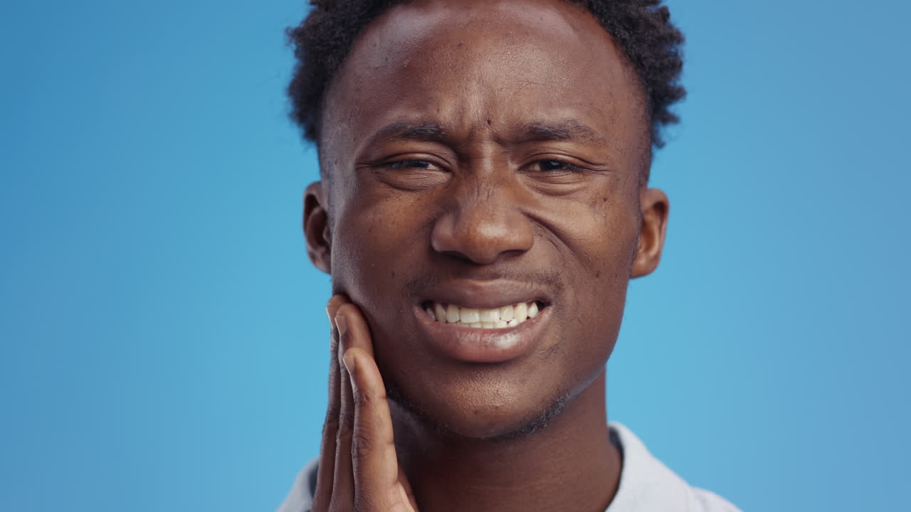 Uomo con mal di denti