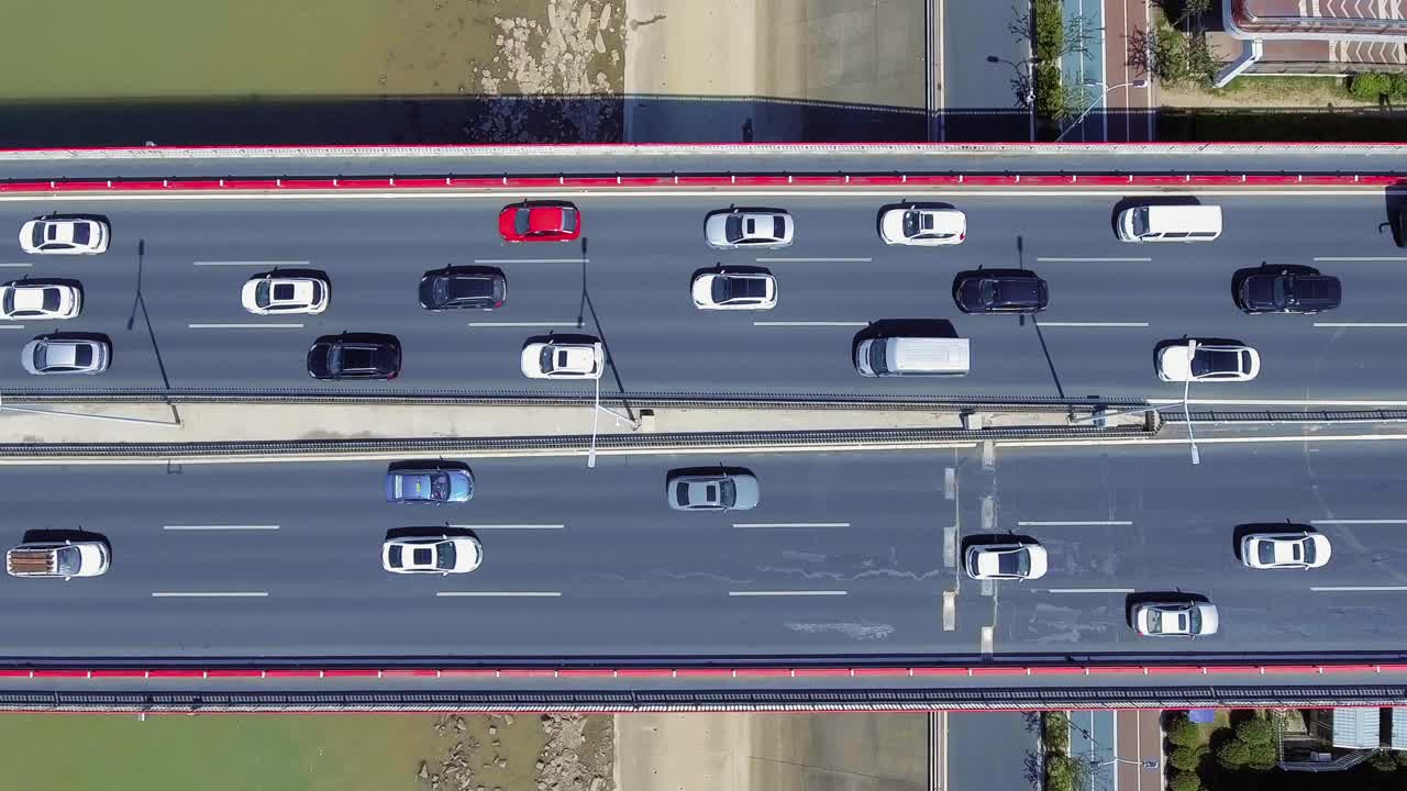 Aerial photos of vehicles on the road，Overlooking urban traffic