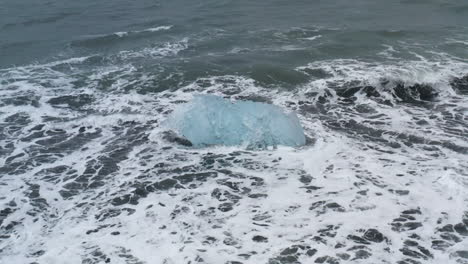 Impresionante-Toma-De-Drones-De-Olas-Rompiendo-En-Una-Hermosa-Roca-De-Hielo-En-Diamond-Beach-En-Islandia