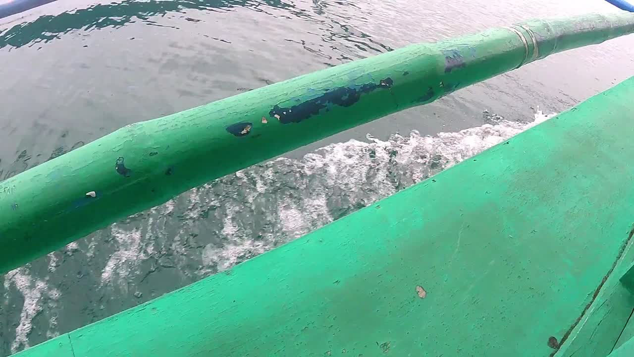barco filipino deslizándose sobre el agua