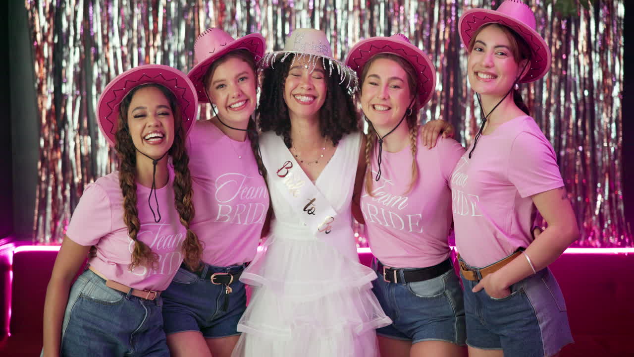 las damas de honor felices celebrando a la futura novia