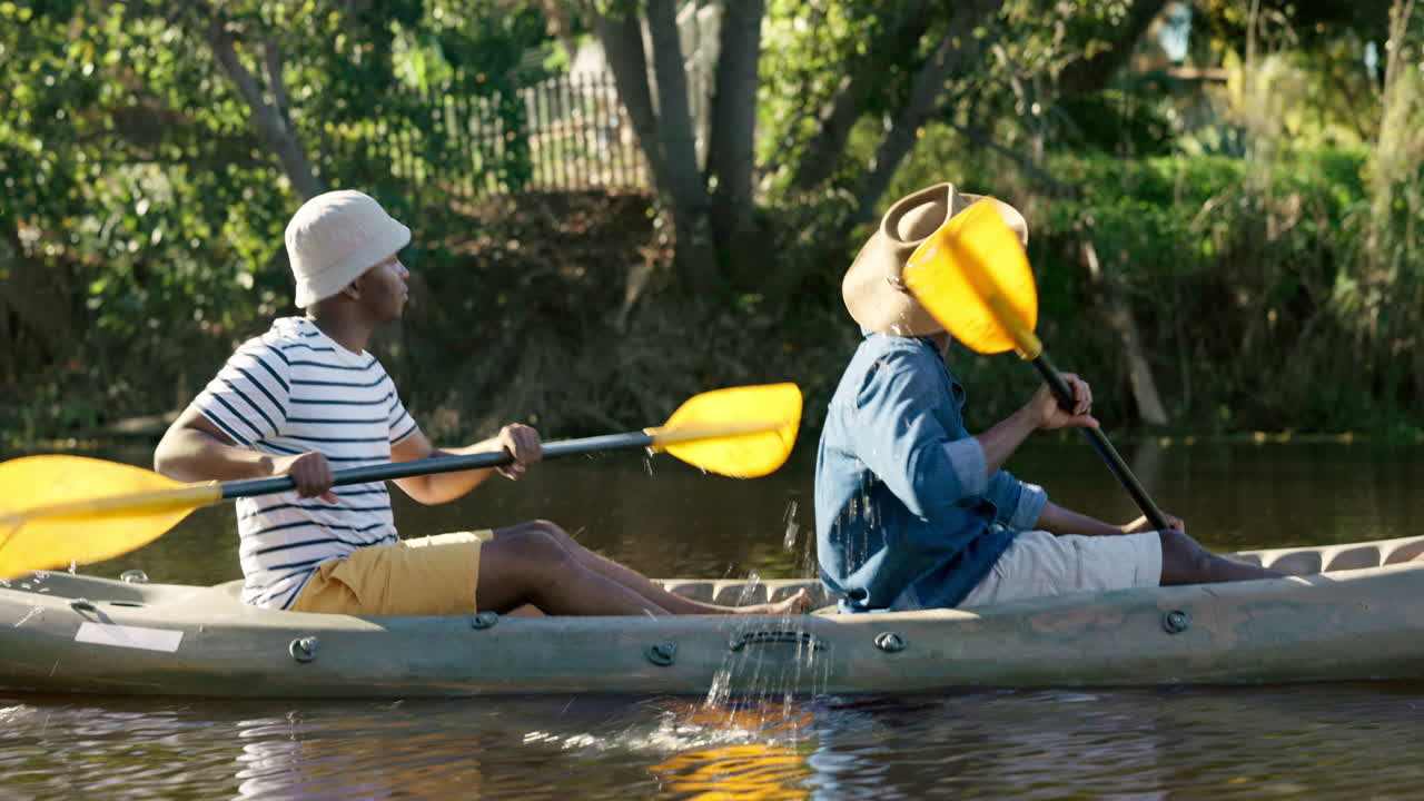 lago, acampar y hombres en kayak juntos