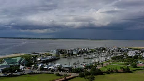 Zumbido-Sobre-El-Puerto-Deportivo-De-Bald-Head-Island-En-Carolina-Del-Norte