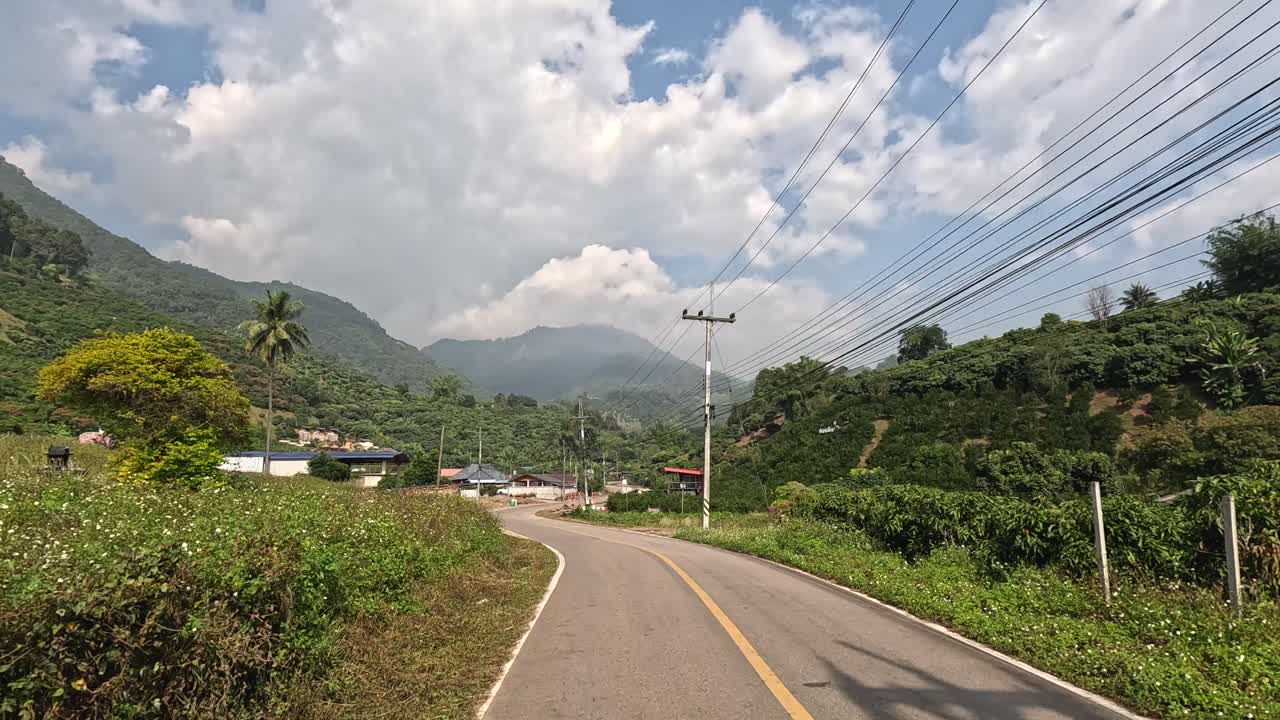 울창한 산악 지형을 여행하는