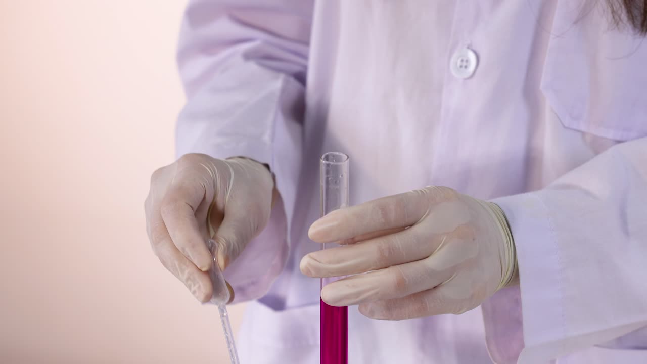 Cientista realizando um experimento químico