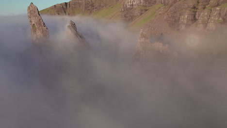 Volando-A-Través-Del-Viejo-Hombre-De-La-Formación-Rocosa-Storr-En-La-Isla-De-Skye,-Escocia