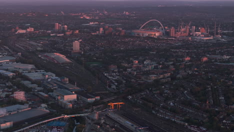 una toma aérea de un círculo estrecho sobre wembley, al noroeste de londres al amanecer.