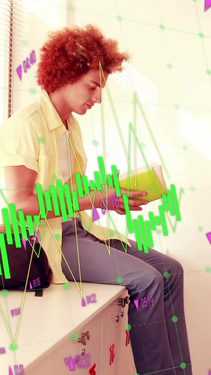 Animation af finansiel databehandling over en kaukasisk mandlig studerende med en bog.