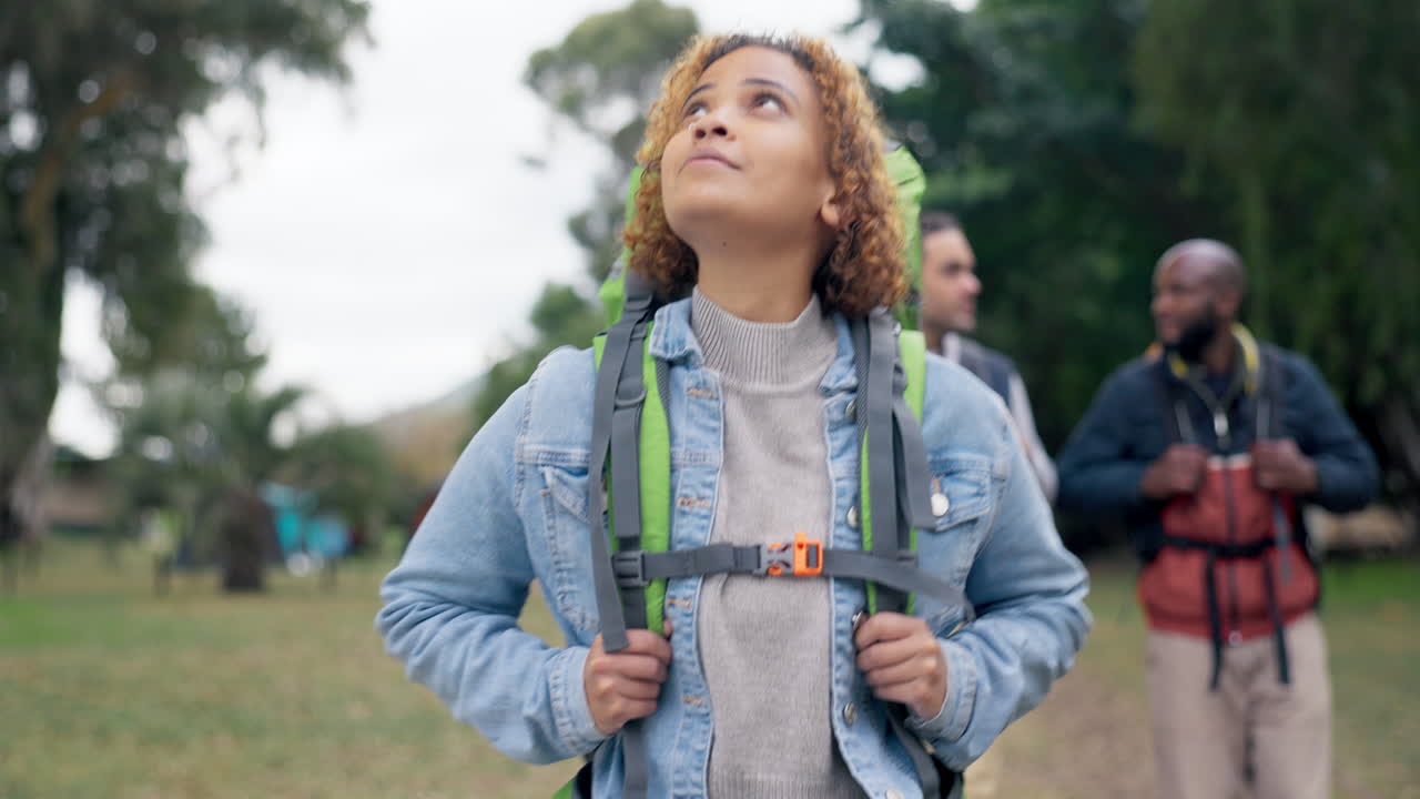 senderismo, vista y mujer con grupo de senderismo