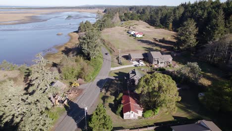 toma aérea de drones de 4k con vista a casas en bandon, oregon