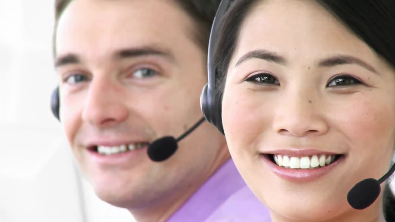 hombre y mujer trabajando en un centro de llamadas