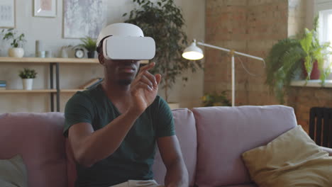 Afroamerikanischer-Mann-Im-VR-Headset-Mit-Unsichtbarem-Touchscreen