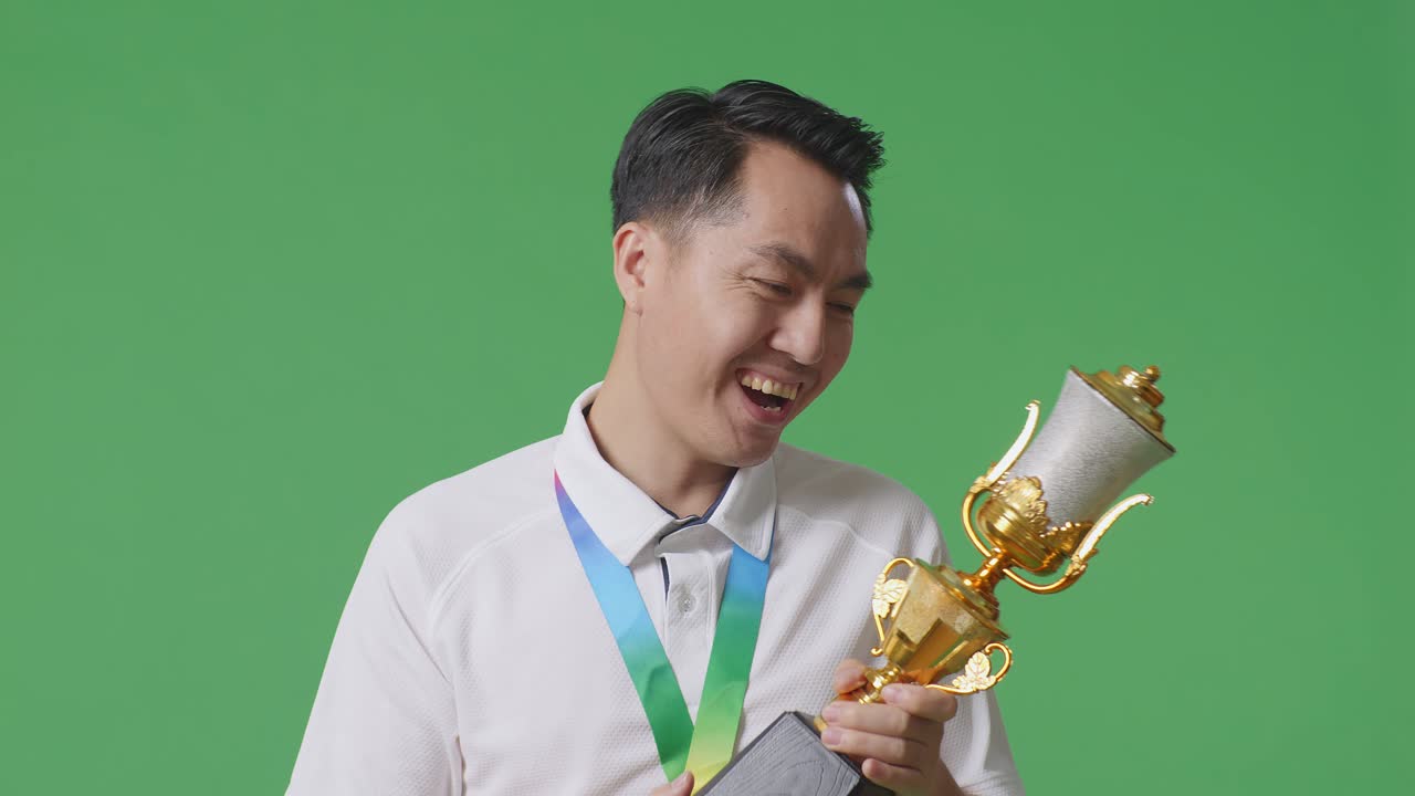 트로피를 들고 축하하는 남자