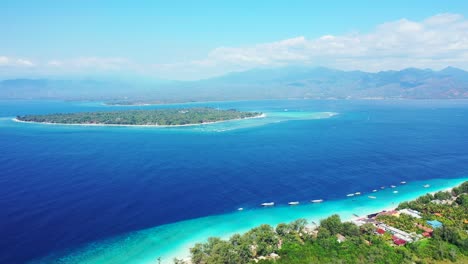 Destino-De-Vacaciones-Paradisíaco-Con-Mar-Azul-E-Islas-Tropicales-Con-Playas-Blancas-Bañadas-Por-La-Laguna-Azul,-Cielo-Brillante,-Indonesia