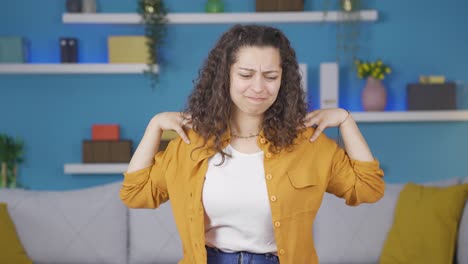 mujer joven con dolor de hombro.