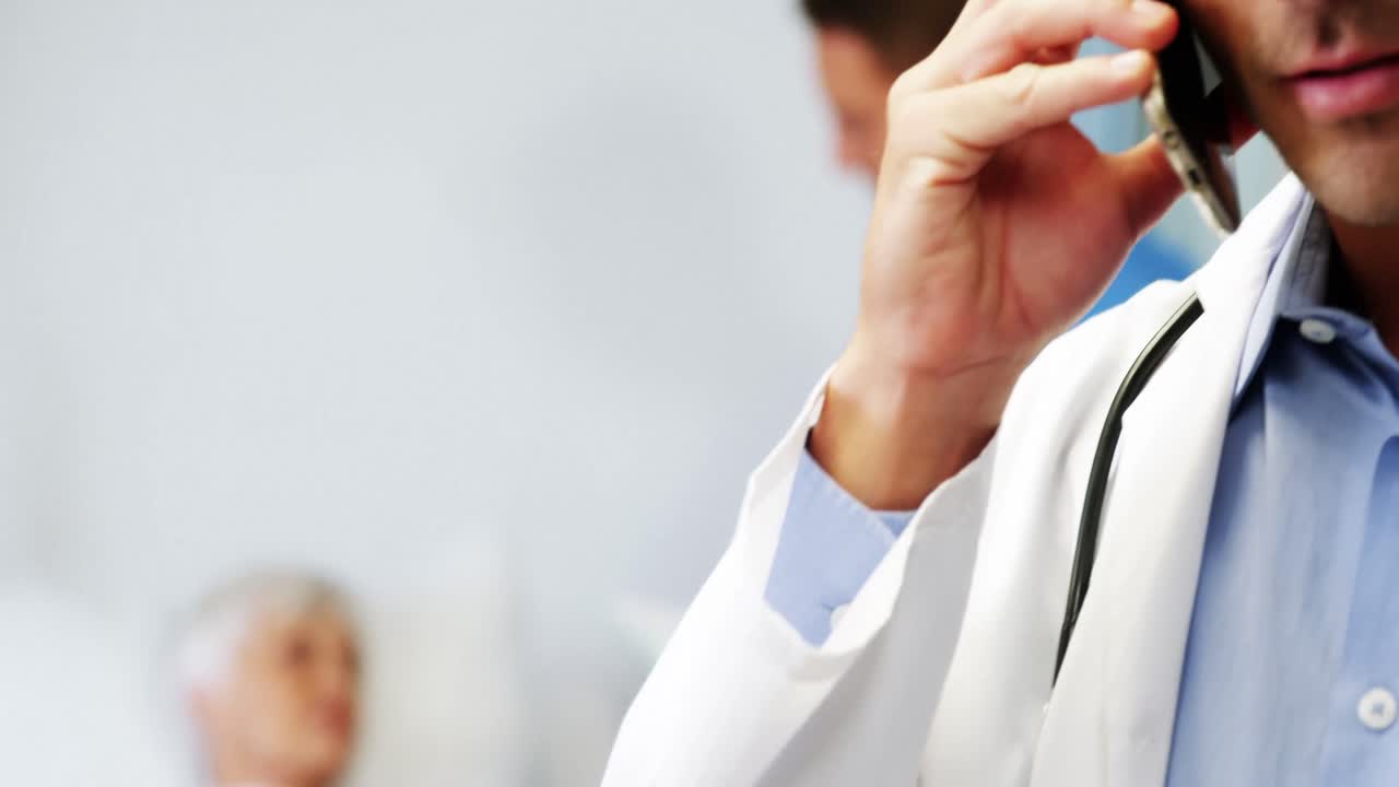 ⁇ 드폰으로 이야기하는 의사