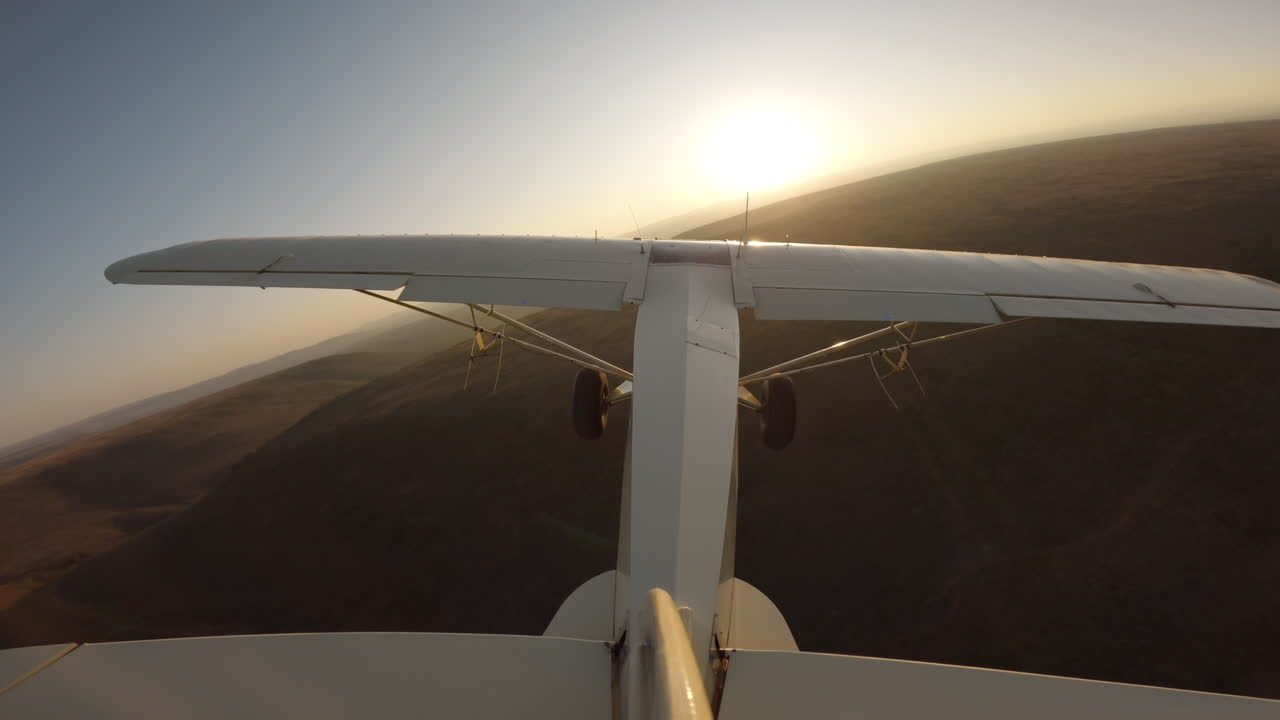 Aereo leggero verso le colline all'alba