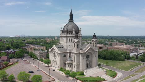 Close-up-push-in-aerial-shot-of-the-grand-Cathedral-of-Saint-Paul-in-Minnesota