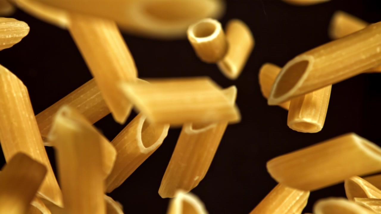 Penne crude che cadono in super slow motion