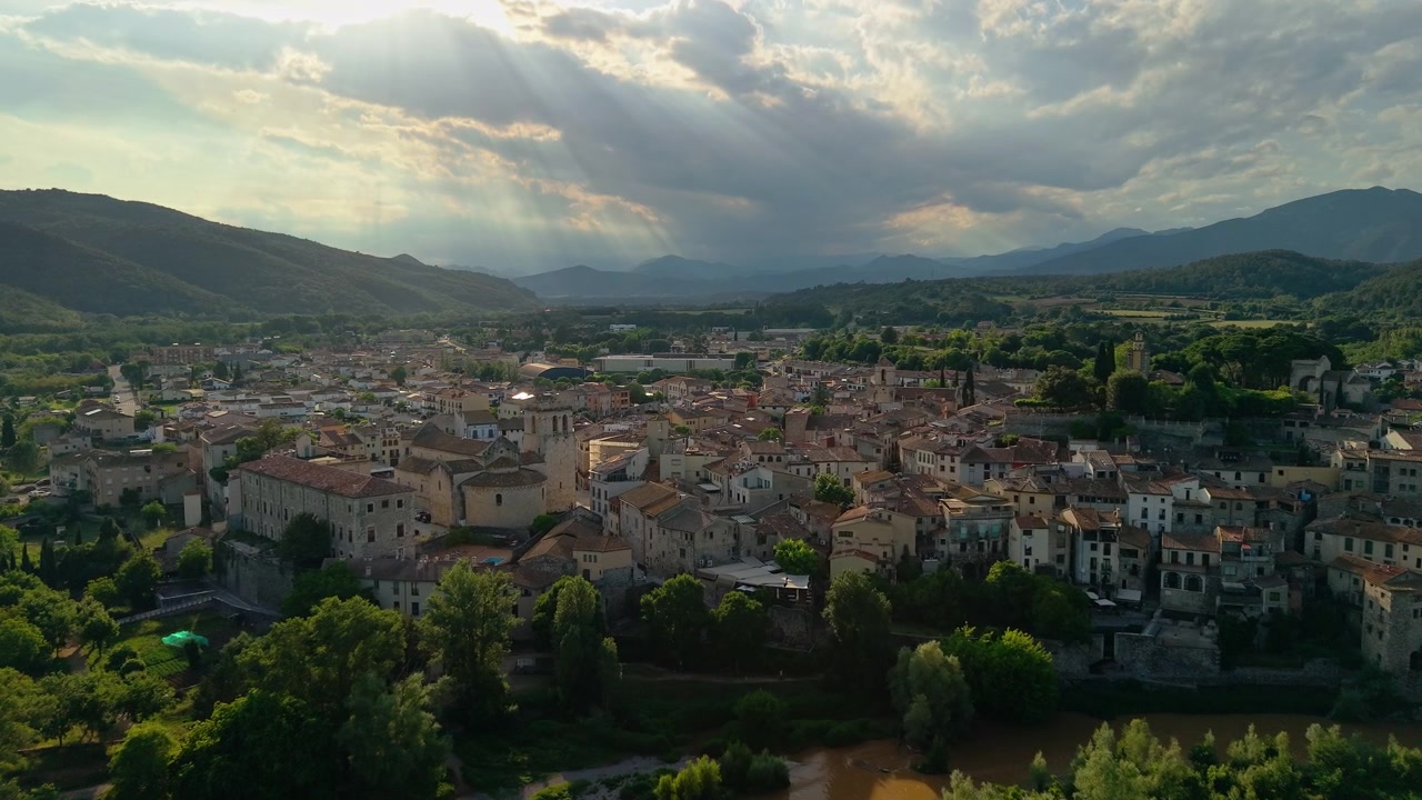 Vista aerea della città di Besalú e delle montagne circostanti al tramonto