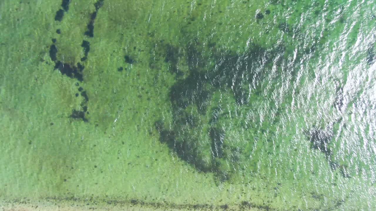 매사추세츠주 에드거타운 항구 근처의 햇빛에 반짝이는 밝은 푸른 바다 물의 최고 전망