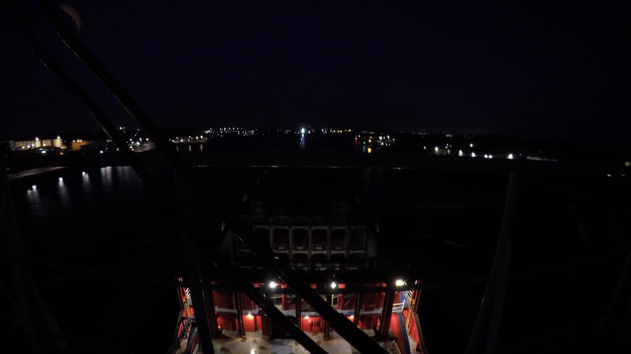 밤에 네덜란드 강에서 항해하는 컨테이너 선박