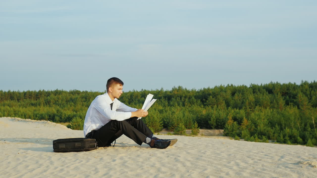 사업가가 종이 문서를 흩뿌린다