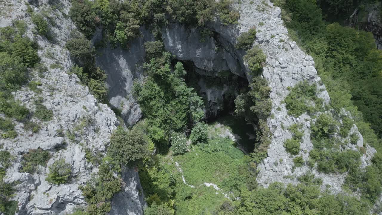 impresionantes imágenes de drones que muestran la impresionante belleza de la naturaleza salvaje de italia, con bosques, paisajes escarpados y desierto intacto