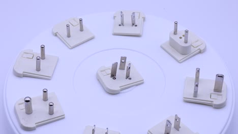 una colección de adaptadores de enchufes eléctricos para diferentes países