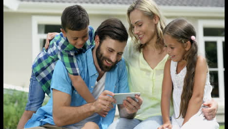 Glückliche-Familie,-Die-Zusammen-Posiert