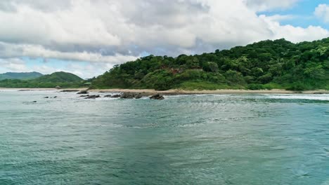 Niedrige-Luftumlaufbahn-Um-Die-Küste-Von-Nicaragua,-Strand-Und-Grüner-Wald,-Bewölkt