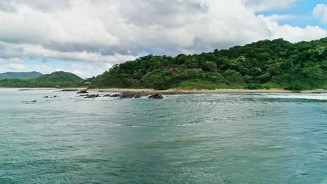 órbita-Aérea-Baja-Alrededor-De-La-Costa-De-Nicaragua,-Playa-Y-Bosque-Verde,-Nublado