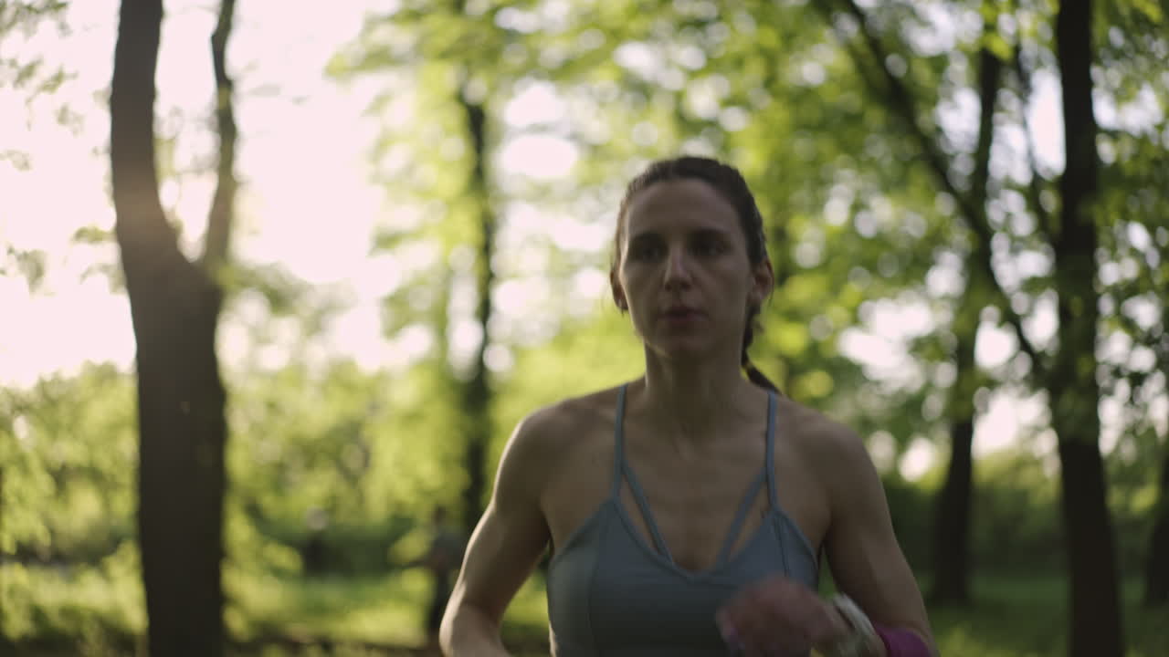 mujer corriendo en un parque
