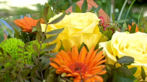 hermoso ramo de rosas y otras flores