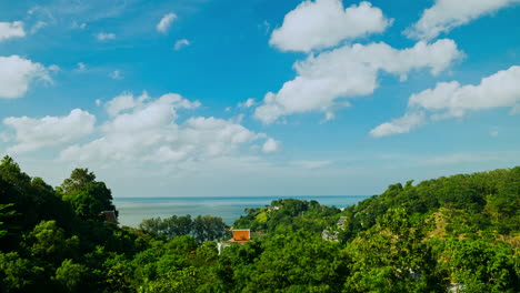 Zeitraffer-Sanfter-Wolkenbewegung-Und-Grüner-Berglandschaft-Mit-Himmel-Und-Meer-Am-Klarsten-Tag